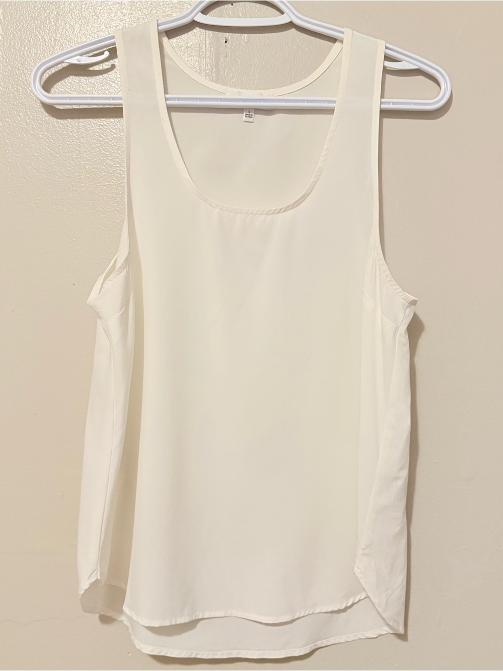 Aritzia Women’s white Sleeveless Scoop Neck Tank Top